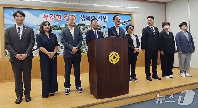 김기운 더불어민주당 경남도당 위원장이 25일 진주시청 브리핑룸에서 발전공기업 통합본사 진주 유치에 대해 설명하고 있다. 2026.8.25/뉴스1 한송학기자
