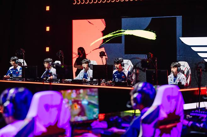 T1이 4일 대전 유성구 대전컨벤션센터(DCC)에서 열린 2026 미드 시즌 인비테이셔널(MSI) 브래킷 스테이지 1라운드 BLG전에 임하고 있다. 사진 | 라이엇 게임즈