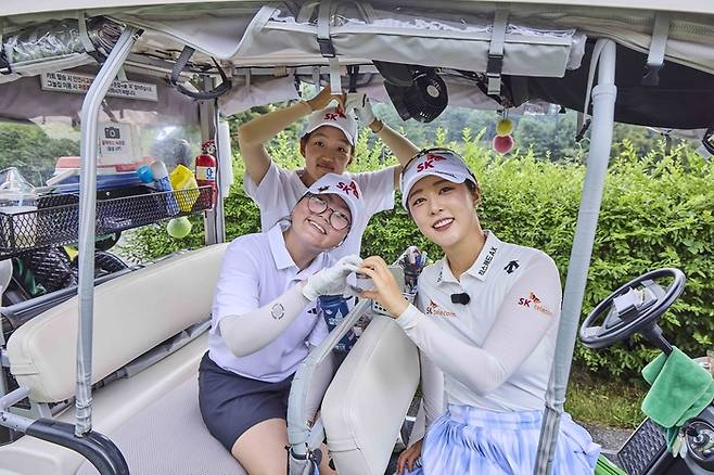발달장애 골프선수 김선영(왼쪽)이 24일 88CC에서 열린 SK텔레콤 어댑티브 오픈에서 KLPGA투어 선수 김재희와 포즈를 취하고 있다. 사진 | SK텔레콤