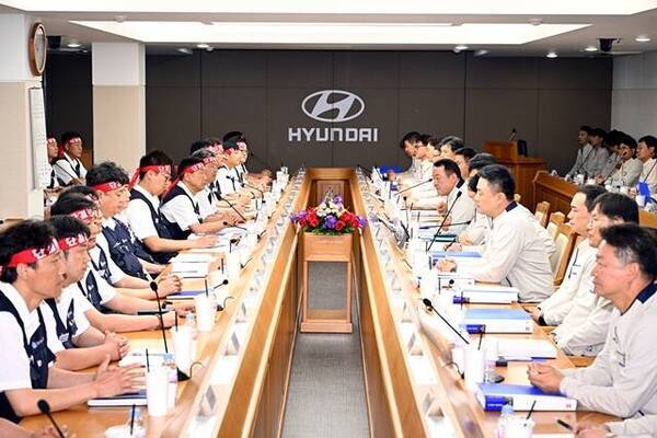 현대자동차 노사가 2026년 임금교섭 잠정합의안을 극적으로 도출했다. 현대자동차 노사가 울산공장 본관 동행룸에서 2025년 임금 및 단체협약을 위한 상견례를 하는 모습 / 현대자동차