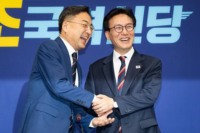 김민석 더불어민주당 대표가 24일 서울 여의도 국회에서 신장식 조국혁신당 대표를 예방, 손을 맞잡고 기념 촬영을 하고 있다./뉴스1