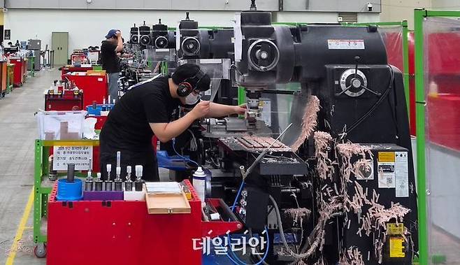 경기장에서 참가자가 공작기계로 시제품을 가공하고 있다. ⓒ데일리안 김성웅 기자