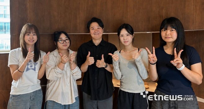 프랑스 국제 디자인 공모전에서 위너를 수상한 시각디자인과 장순규 교수와 학생들이 기념촬영하고 있다.(왼쪽부터 박지현, 김이수, 장순규 교수, 최정빈, 류예빈)