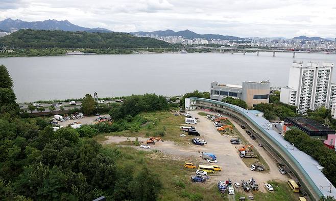 13일 정부는 수도권 신규 택지를 포함해 23만 가구 이상을 추가 공급하는 내용을 포함한 '전월세 및 매매시장 안정을 위한 주택 신속공급 방안'과 '부동산 시장 안정을 위한 금융 종합대책'을 발표했다. 사진은 이날 신규 택지지구 발표에 포함된 서울 강서지구 염창공원 인근 부지 모습. 장진영 기자