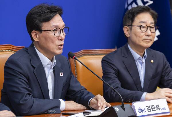 더불어민주당 김민석 대표가 25일 국회에서 열린 대통합 추진단 1차 회의에서 발언하고 있다. 연합뉴스
