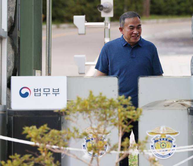 윤석열 전 대통령에게 여론조사를 무상으로 제공한 혐의로 1심에서 실형을 선고받고 법정 구속된 정치브로커 명태균씨가 보석 석방돼 25일 경기도 서울구치소를 나서고 있다. 연합뉴스