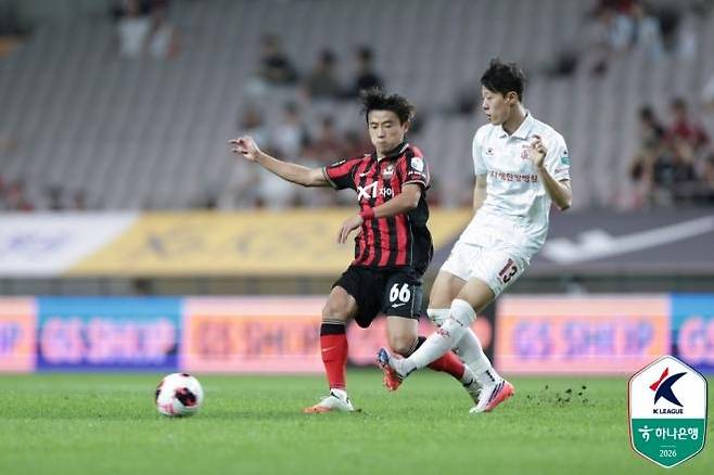 부천 FC 김민준(사진 오른쪽)이 패스를 시도하고 있다. 사진=한국프로축구연맹