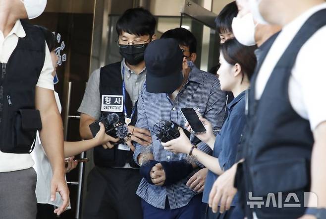 제주에서 발생한 장미란씨(37) 실종 사건의 허위 종결 논란을 계기로 경남경찰청이 관내 실종 사건에 대한 전수조사에 착수했다. 사진은 이 사건을 '허위 종결'한 의혹을 받고 있는 담당 수사관 부 경장이 제주지방법원에서 구속 전 피의자 심문(영장실질심사)를 받은 후 이동하고 있는 모습./사진=뉴시스