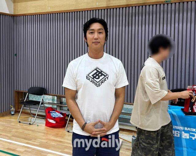 조충현 노원구농구협회장이 22일 서울 서울 노원구 노일중학교 체육관에서 열린 2026 서울 노원 i1 디비전리그 U-15부와 여중부의 예선전을 마친 뒤 인터뷰에 응하고 있다. /디코트크루 이정민