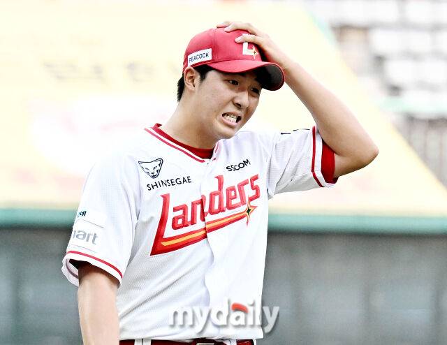 4일 오후 인천광역시 문학동 SSG랜더스필드에서 진행된 '2026 프로야구 KBO리그' SSG랜더스와 LG트윈스의 경기. SSG 김민준이 1회초를 마친 뒤 덕아웃으로 향하고 있다./마이데일리