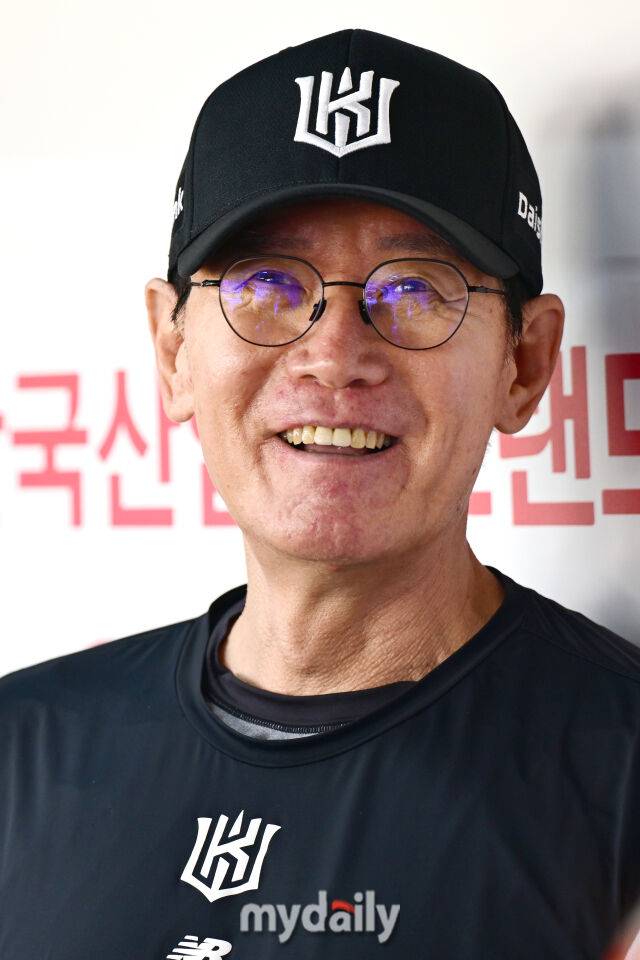 9일 경기도 수원 KT위즈파크에서 열린 '2026 신한 SOL BANK KBO리그' 키움 히어로즈 와 KT 위즈 경기. KT 이강철 감독이 경기 전 인터뷰를 하고 있다./마이데일리
