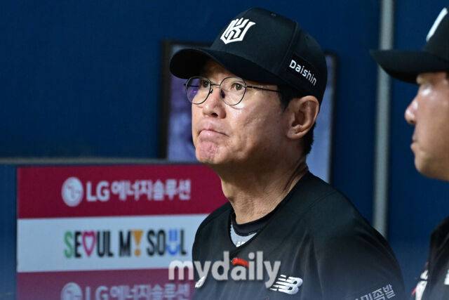 19일 서울 잠실야구장에서 열린 '2026 신한 SOL KBO리그' KT 위즈와 LG 트윈스 경기. KT 이강철 감독이 경기를 지켜보고 있다./마이데일리
