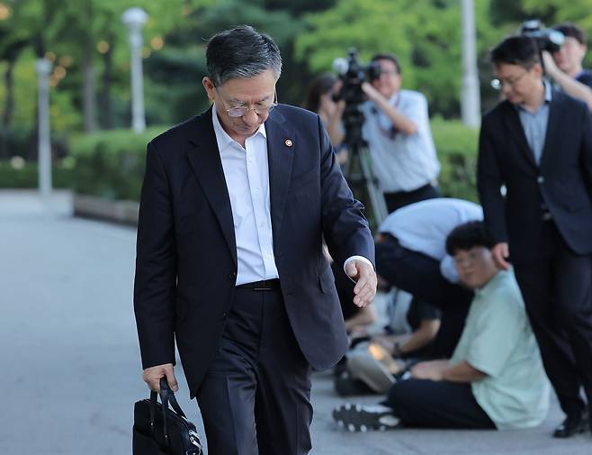 정성호 전 법무부 장관이 24일 경기 정부과천청사 법무부 건물을 나서고 있다. 이날 이재명 대통령은 정 장관이 제출한 사직서를 수리했다. [연합]