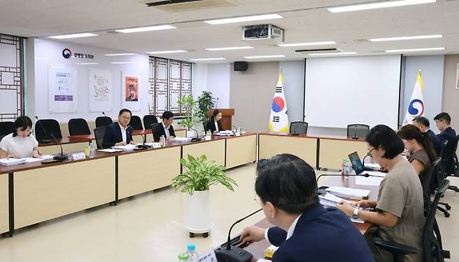 양육비이행심의위원회 회의 모습