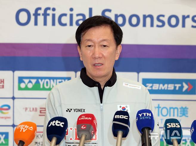 [인천공항=뉴시스] 전진환 기자 = 인도 뉴델리에서 열린 세계배드민턴연맹(BWF) 세계선수권대회를 마치고 귀국한 박주봉 감독이 25일 인천공항에서 취재진과 인터뷰를 하고 있다. 2026.08.25. amin2@newsis.com