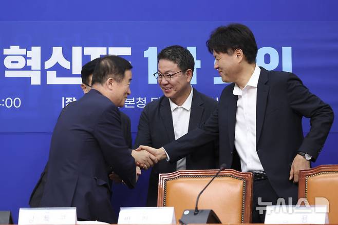 [서울=뉴시스] 김근수 기자 = 강득구(왼쪽 두번째) 민주연구원 혁신 TF 단장이 25일 오전 서울 여의도 국회에서 열린 민주연구원 혁신TF 1차 회의에서 김용 전 민주원구원 부원장과 인사를 하고 있다.   2026.08.25. ks@newsis.com