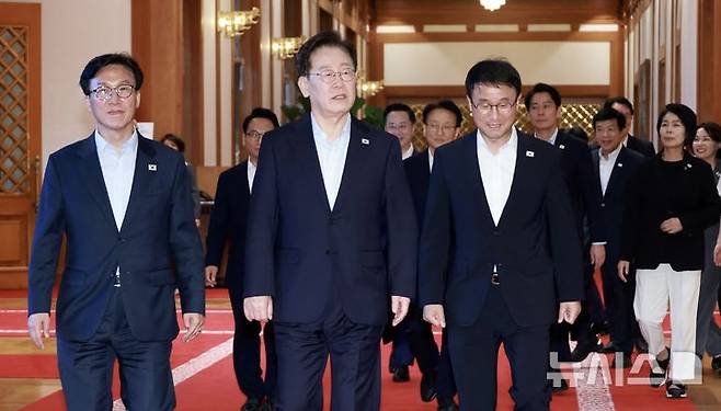 [서울=뉴시스] 조성봉 기자 = 이재명 대통령이 25일 청와대에서 열린 더불어민주당 신임 지도부 만찬 간담회에 입장하고 있다. 왼쪽부터 김민석 대표, 이 대통령, 한병도 원내대표. 2026.08.25. suncho21@newsis.com