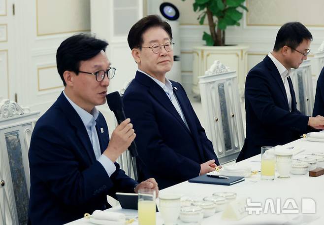 [서울=뉴시스] 조성봉 기자 = 이재명 대통령이 25일 청와대에서 열린 더불어민주당 신임 지도부 만찬 간담회에서 김민석 대표의 발언을 경청하고 있다. 2026.08.25. suncho21@newsis.com