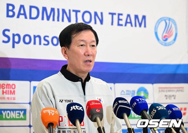[OSEN=인천공항, 조은정 기자]2026 세계배드민턴연맹(BWF) 세계선수권대회를 마친 대한민국 배드민턴 대표팀이 25일 인천국제공항을 통해 귀국했다.대표팀은 세계선수권대회에서 금메달 2개와 동메달 1개를 수확하며 종합 1위에 올랐다.박주봉 감독이 취재진과 인터뷰를 하고 있다. 2026.08.25 /cej@osen.co.kr