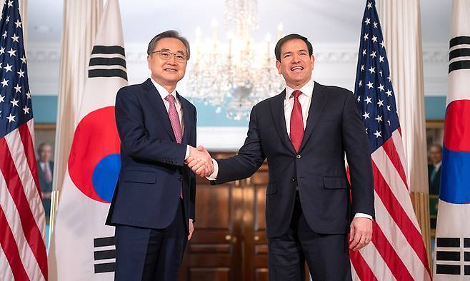 조현 외교부 장관이 지난 2월 3일(현지시간) 미국 워싱턴DC 국무부 청사에서 마코 루비오 미 국무장관과 만나 한미 외교장관 회담을 갖기에 앞서 악수하고 있다. AP연합뉴스