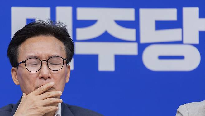 김민석 더불어민주당 대표가 8월24일 국회에서 열린 최고위원회의 도중 서미화 최고위원의 장애인 인권 관련 발언을 듣다 생각에 잠겨 있다. ⓒ연합뉴스