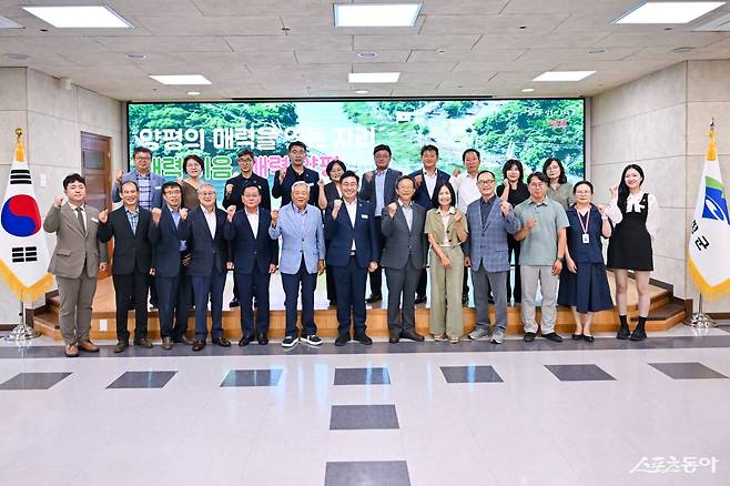 전진선 군수는 24일 군청 대회의실에서 민간위촉 행정위원회 위원장 15명과 ‘2026 양평군 행정위원회 위원장 간담회’를 개최하고 기념 촬영하고 있다.