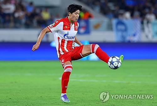 독일 분데스리가 아우스크스부르크 입단을 앞둔 설영우가 새로운 팀에서 2026 국제축구연맹(FIFA) 북중미 월드컵에서 남긴 아쉬움을 씻어낼 수 있을지 주목된다. 소속팀 츠르베나 즈베즈다에서는 주전 풀백으로 뛰며 즈베즈다의 리그 우승과 유럽축구연맹(UEFA) 챔피언스리그 등 유럽대항전 선전에 기여했으나, 유독 북중미 월드컵 기간 동안 작아졌던 설영우다. 사진 연합뉴스