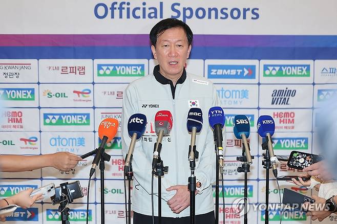 인터뷰하는 박주봉 감독 (영종도=연합뉴스) 서대연 기자 = 2026 세계배드민턴연맹(BWF) 세계선수권대회를 마친 배드민턴 대표팀 박주봉 감독이 인천국제공항 제2여객터미널을 통해 귀국해 취재진 질문에 답하고 있다.
    대표팀은 이번 세계선수권대회에서 여자 단식 금메달(안세영), 여자 복식 금메달(이소희-백하나 조), 남자 복식 동메달(서승재-김원호 조)을 수확했다. 2026.8.25 dwise@yna.co.kr