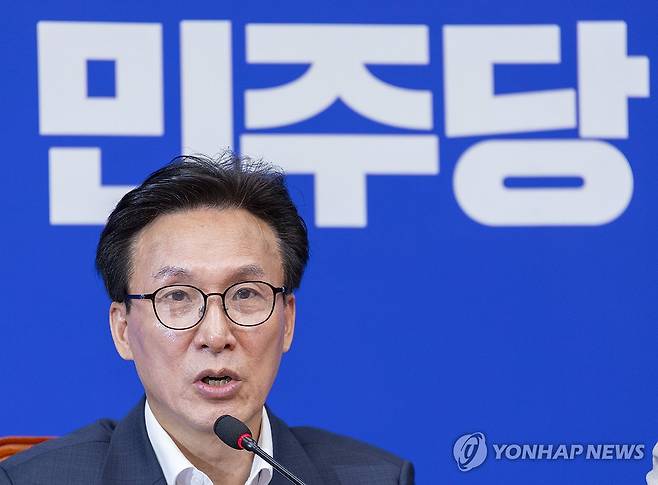 최고위원회의에서 발언하는 김민석 대표 (서울=연합뉴스) 황광모 기자 = 더불어민주당 김민석 대표가 24일 국회에서 열린 최고위원회의에서 발언하고 있다. 2026.8.24 hkmpooh@yna.co.kr