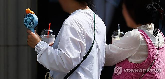손풍기 꺼내볼까 [연합뉴스 자료사진. 촬영 윤관식. 재판매 및 DB 금지] 이해를 돕기 위한 사진으로 기사와 직접 관련이 없습니다.