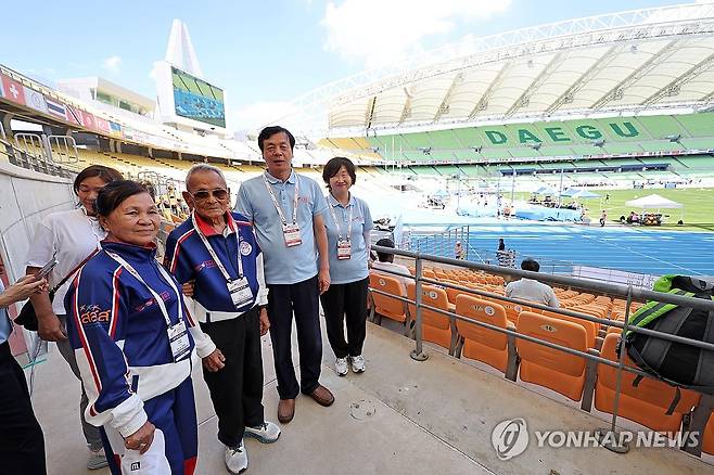 대구 스타디움 도착한 최고령 사왕 잔프람 (대구=연합뉴스) 윤관식 기자 = 2026 대구세계마스터즈육상경기대회 최고령 참가자인 106세 태국인 사왕 잔프람(왼쪽 두 번째) 씨가 25일 대구 스타디움에 도착해 경기장을 살펴보고 있다. 2026.8.25 psik@yna.co.kr