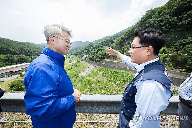 동복댐 활용 방안 점검 (서울=연합뉴스) 김성환 기후에너지환경부 장관이 30일 전남 화순군 동복댐을 찾아 민형배 전남광주통합특별시장 당선인과 용수 공급을 위한 동복댐 활용 방안을 논의하고 있다. 2026.6.30 [기후에너지환경부 제공. 재판매 및 DB 금지] photo@yna.co.kr