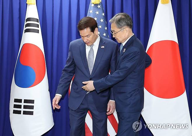 한미일 외교장관회의 참석한 한-미 외교장관 (마닐라=연합뉴스) 김주형 기자 = 조현 외교부 장관(오른쪽)과 마코 루비오 미국 국무장관이 22일 필리핀 마닐라 필리핀국제컨벤션센터(PICC)에서 아세안관련 외교장관회의 계기에 열린 한미일 외교장관회의에서 기념 촬영을 위해 자리를 잡고 있다. 2026.7.22 kjhpress@yna.co.kr