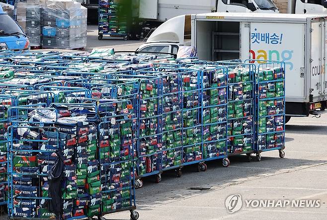4월 29일 서울 서초구 쿠팡 물류센터에 배송용 가방이 야적되어 있다. [연합뉴스 자료사진. 재판매 및 DB 금지]