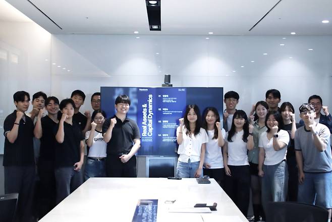 한양대 부동산학회 SHARE 초청 세미나 참석자들이 기념촬영을 하고 있다.(마스턴투자운용)