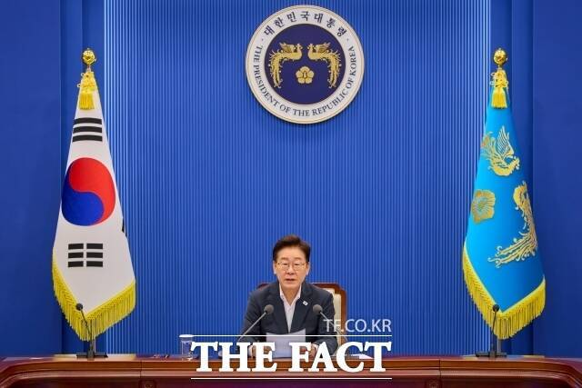 이재명 대통령 국정운영 지지율이 처음으로 30%대로 내려앉았다는 여론조사 결과가 나왔다. 이재명 대통령이 21일 청와대에서 주재한 제1차 반부패정책협의회에서 발언하고 있다. /청와대