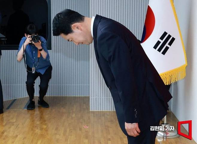 장동혁 국민의힘 대표가 26일 서울 여의도 중앙당사에서 당대표 취임 1주년 기자회견을 열어 인사하고 있다. 2026.8.26 김현민 기자