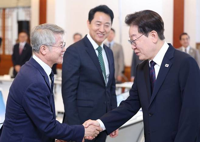 이재명 대통령이 26일 청와대에서 열린 제10회 중앙지방협력회의에서 민형배 전남광주통합특별시장과 인사하고 있다. 가운데는 오세훈 서울시장. 2026.8.26 연합뉴스