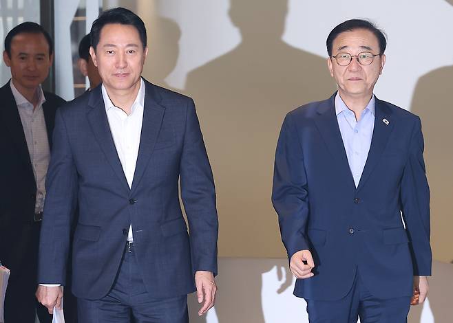 김윤덕 국토교통부 장관(오른쪽)과 오세훈 서울시장이 26일 서울 모처의 한 식당에서 용산공원을 활용한 주택 공급 등 서울 주택 문제를 협의한 뒤 나서고 있다. /연합뉴스