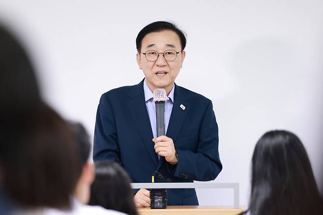 김윤덕 국토교통부 장관이 26일 오세훈 서울시장과의 면담 이후 브리핑을 열고 용산공원을 포함한 서울 시내 주택 공급 방안에 대해 논의한 내용을 설명하고 있다. /국토부 제공