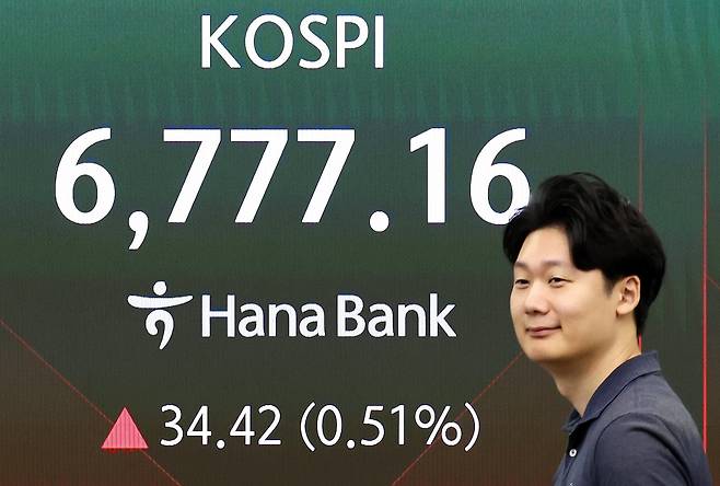 26일 오전 서울 중구 하나은행 본점 딜링룸 전광판에 증시 시황이 표시되어 있다. /뉴스1 제공.