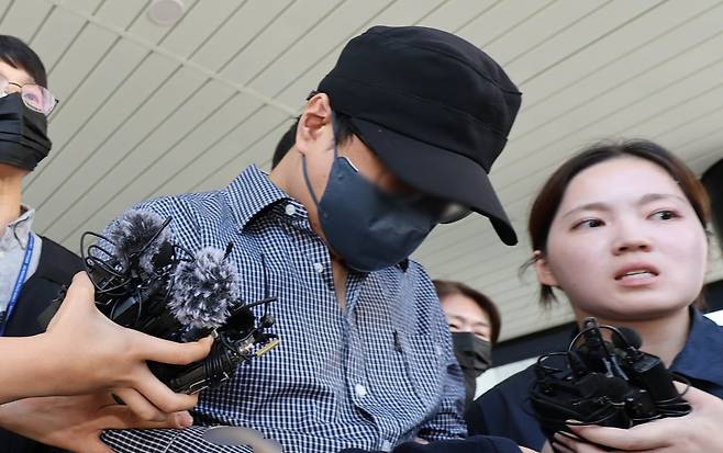 장미란 씨 등 실종 사건 2건을 허위종결한 혐의를 받는 제주서부경찰서 소속 부 모 경장이 25일 제주지방법원에서 구속 전 피의자 심문(영장실질심사)을 마친 뒤 이동하고 있다. /뉴스1