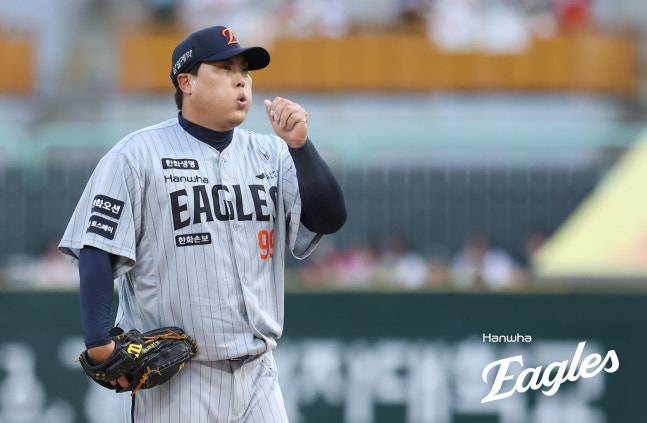 26일 오후 인천 SSG랜더스필드에서 열린 '2026 신한 SOL KBO리그'에서 선발 류현진이 투구를 준비하고 있는 모습. 한화 이글스