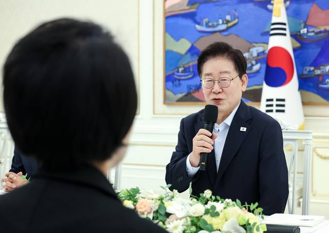 이재명 대통령이 25일 청와대에서 열린 더불어민주당 신임 지도부 만찬 간담회에서 발언하고 있다. 연합뉴스