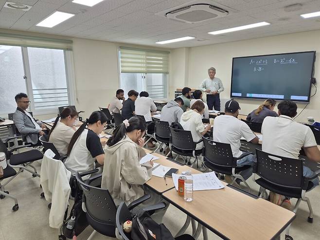 지난 5월 서정대학교 ‘선데이하이스쿨’ 3기 수강생들이 대학 강의실에서 수학 수업을 듣고 있다. 서정대는 본국에서 학업을 마치지 못한 이주민을 대상으로 일요일마다 초·중·고졸 검정고시 교육을 무료로 진행하고 있다. 서정대 제공