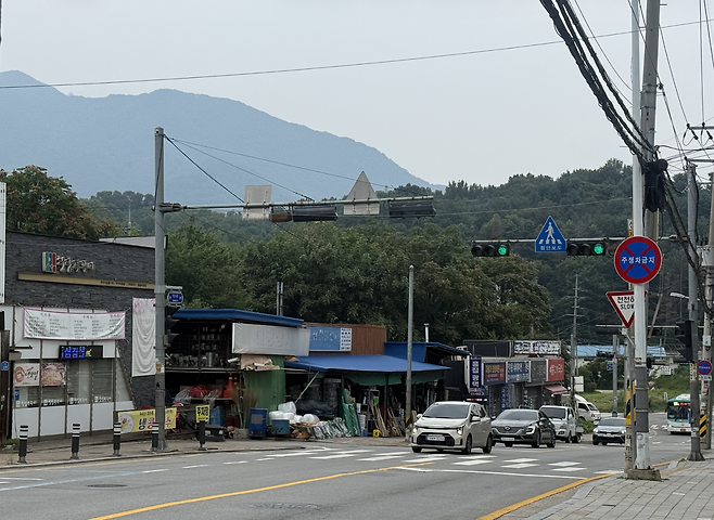 19일 오후 경기 남양주시 와부읍 일대를 지나는 도로 모습. 좁은 구간에선 2차선으로 줄어든다. 최은서 기자