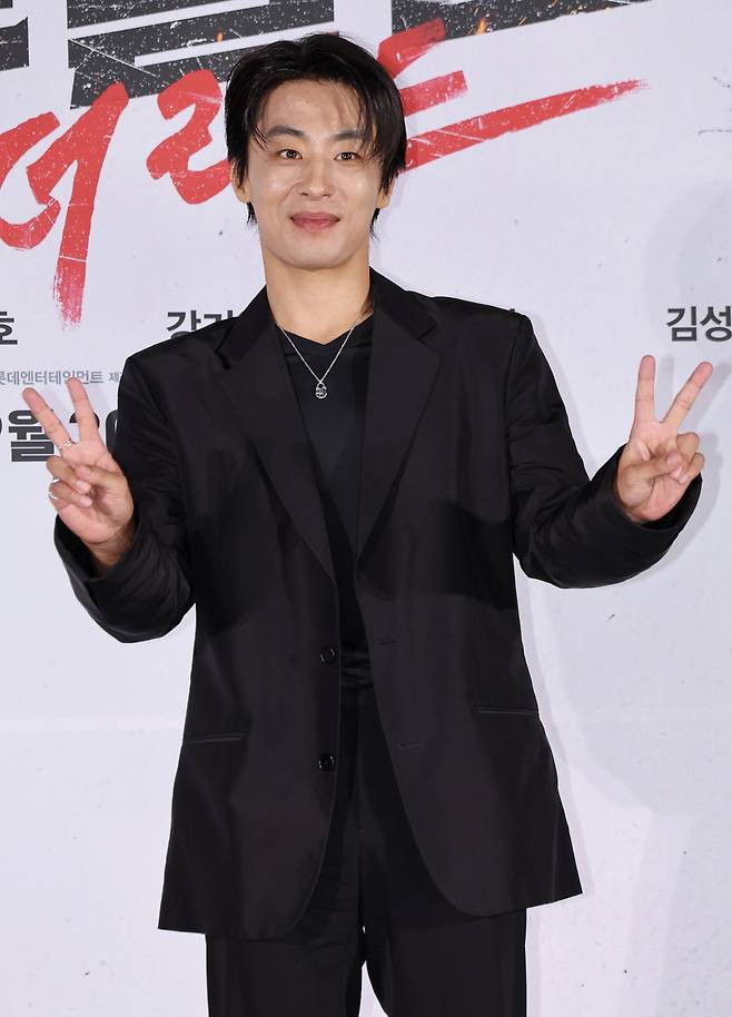 <YONHAP PHOTO-3439> '부활남'으로 돌아온 구교환(서울=연합뉴스) 이재희 기자 = 배우 구교환이 26일 서울 광진구 롯데시네마 건대입구점에서 열린 영화 '부활남 더 레드' 제작보고회에서 포즈를 취하고 있다. 2026.8.26scape@yna.co.kr/2026-08-26 12:24:08/<저작권자 ⓒ 1980~2026 ㈜연합뉴스. 무단 전재 재배포 금지, AI 학습 및 활용 금지>