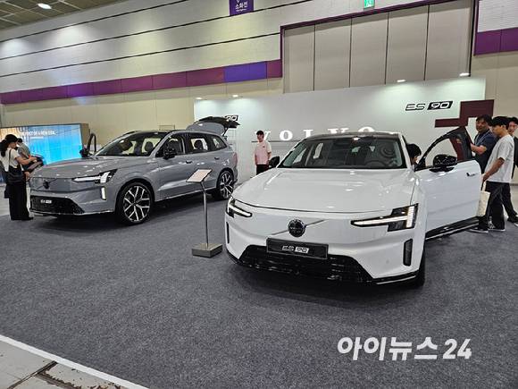 볼보자동차코리아 EX90(왼쪽부터)과 ES90 [사진=설재윤 기자]