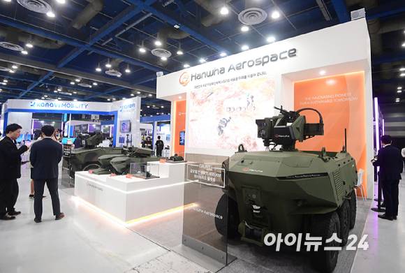 25일 서울 강남구 코엑스에서 열린 '2026 무인이동체 X 민군협력 엑스포'에서 한화에어로스페이스 부스에 지상 무인체계인 아리온스멧과 그런트, 폭발물 탐지 제거 로봇, 무인 수색 차량 등이 전시되어있다. [사진=정소희 기자]