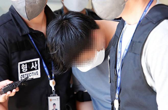 장미란(37)씨 등 실종자 허위 종결 사건으로 직무유기 등 혐의를 받고 있는 제주 서부경찰서 소속 A경장이 24일 오전 제주동부경찰서 유치장에서 제주지법에서 열리는 체포적부심에 출석하기 위해 이동하고 있다. 뉴시스